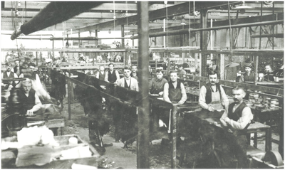 133316 Het productieproces in Schoenfabriek van der Sanden-Hoogenbosch: medewerkers in de stikkerij, 1921 - 1929