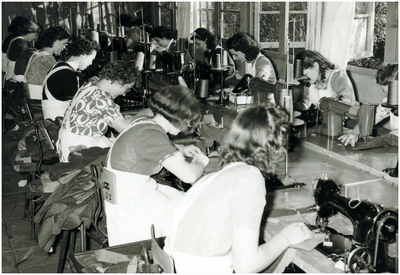 133323 Het productieproces in schoenfabriek van Sambeek: dames achter de naaimachine. Locht 32, 1935 - 1950