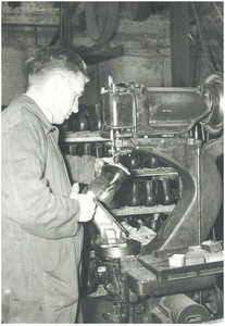 133324 Het productieproces in schoenfabriek van Sambeek: dhr. Jonkers aan het werk. Locht 32, 1935 - 1950