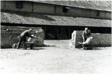 133328 Het productieproces in steenfabriek de Heibloem (Fa. A. Baselmans): Jan van Ham (links) en Nol Maas stapelen ...