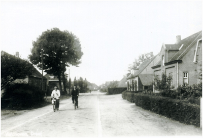 133341 Dreef richting 'Locht', links op de fiets Willem van Kasteren rechts meester Albert Donkers, 1945 - 1955
