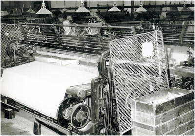 133355 Productieproces in Stoomweverij en Kant, Henri De Groof: mannen werken aan de weef- drukmachines, 1930 - 1950