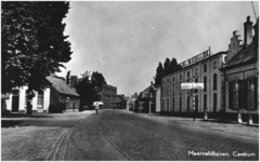 133368 Provincialeweg, links 'Kapelstraat', rechts Weverij J. van Nuenen & Zoon, links achter Velasques Sigarenfabriek, ...