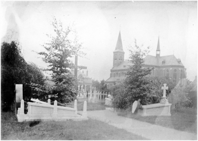 133404 Achterzijde R.K. kerk H. Lambertus; Genadeoord van Onze Lieve Vrouw ter Eik: kerkhof, 1910 - 1920