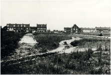 133420 Veranderend landschap: bouw van de wijk d'Ekker, rechts aanleg Burgemeester van Hoofflaan, achtergrond huizen ...