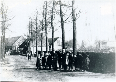 133430 Groep kinderen op de hoek Binnenweg/Heuvelstraat, 1920 - 1930
