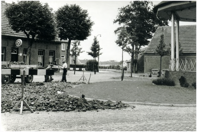 133431 Wegwerkzaamheden aan de Heuvel: aanleg weg, muziekkiosk, 1940 - 1950