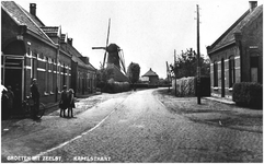 133433 Kapelstraat ter hoogt van Binnenweg/Heuvelstraat in de richting van de Zeelster Molen, links slagerij/woonhuis ...