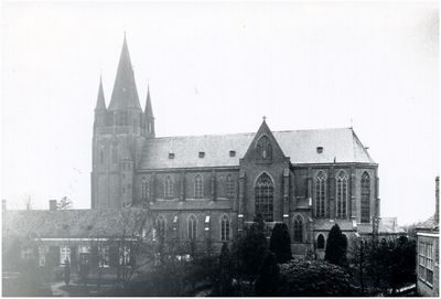 133434 R.K. kerk H. Willibrodus links het schoolhuis van meester Jacques Cuypers, op de voorgrond de processietuin, ...