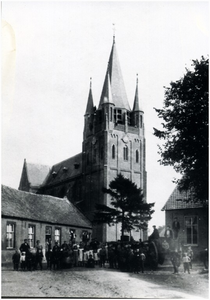 133435 Inwoners van Zeelst voor R.K. kerk H. Willibrodus met de nieuwe torenspits, op de toren zijn nog enkele vaklui ...