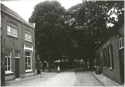 133445 Heuvel in de richting van de kiosk, links bezinepomp voor de winkel van Merkelbach, 1920 - 1930