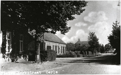 133467 Nieuwe Kerkstraat richting Zeelst, links boerderijen Van de Ven en Van de Wildenberg, 1960 - 1970