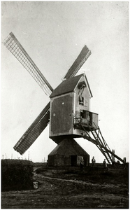 133476 Korenwindmolen: kinderen De Kort bij en in de molen, 1932