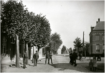 133494 Kromstraat, groepje soldaten en kinderen gezien richting Dorpstraat, 09-1914