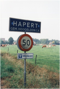 136527 Verkeersbord Bebouwde Kom van Hapert, gemeente Hoogeloon in landelijke omgeving, 1980 - 1995