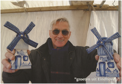 136773 Serie van 10 prentbriefkaarten Hart voor de stad .: Het verkopen van Delfts blauwe molens op de markt, 2002