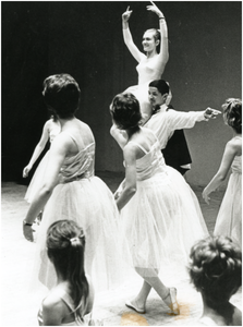 139873 Een balletuitvoering door leerlingen van balletpedagoge Nelleke Valentijn, 1965 - 1975