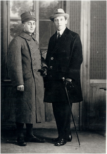 145015 Theo van Lotringen (in uniform) en Lucas Balthazar Maria van Agt: linnenfabrikant, 1914 - 1918