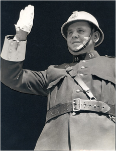 145021 Wilhelmus van Alphen: politieagent in uniform, ca. 1945