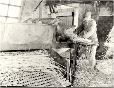 145093 Het machinaal verwerken van stro door Andries ( Dries) Bos, landbouwer, ca. 1965