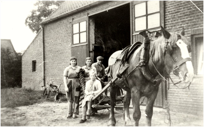 145094 Familie Bos poseert bij paard en wagen, ca. 1960