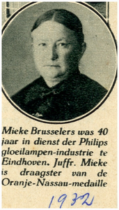 145123 Het 40-jarig jubileum van Mieke Brusselers, werkneemster N.V. Philips, 09-1932