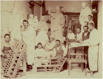 145147 Atelier van Alphons Custers: Alphons Custers (uiterst rechts) met personeel, ca. 1920