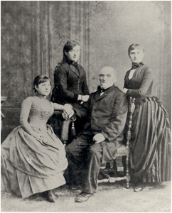 145194 Familie Elias: Joseph Elias (linnenfabrikant te Strijp) met zijn kleindochters Jeanette, Betty en Mietje, 1880 - 1890