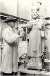145232 Het beeldhouwen van een beeld door Frans Alphons Franssen in zijn atelier, ca. 1935