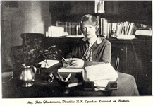145252 De werkkamer van en met Bets Elisabeth Antonetta Maria Glaudemans: directrice R.K. Openbare leeszaal en boekerij, 1930