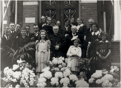 145328 Het zilveren jubileum (25 jaar) van pastoor Franciscus Houbraken: Franciscus Houbraken met zijn familie, 17-05-1938