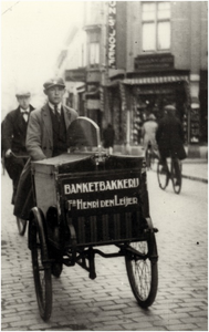 145645 Het straatventen door Wilhelmus Petrus van den Reek, met zijn bakkerswagen van Banketbakker Henri den Leijer, ca. 1935