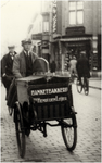 145645 Het straatventen door Wilhelmus Petrus van den Reek, met zijn bakkerswagen van Banketbakker Henri den Leijer, ca. 1935