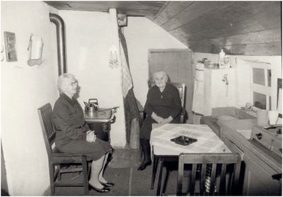 145684 Anna (An) en Cornelia (Kee) Schellens in een eenvoudige keuken, 1960
