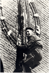 145704 Onderhoud aan een torenuurwerk door Pieter Schellens, ca. 1965