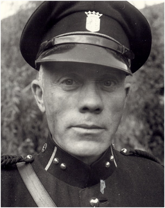 145714 Arie Schreuders: politie-agent in uniform, 09-1944