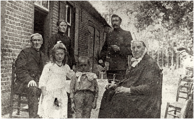 145718 Familie Senders: Hendricus Senders (veldwachter) met zijn echtgenote, 2 kinderen en ouders, ca. 1915