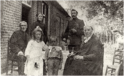 145718 Familie Senders: Hendricus Senders (veldwachter) met zijn echtgenote, 2 kinderen en ouders, ca. 1915