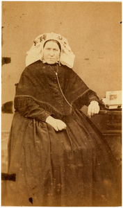 145720 Anna Catharina Senders in klederdracht: poffer, 1865 - 1875