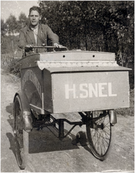 145745 Het straatventen door banketbakker Hendrikus Snel, ca. 1935