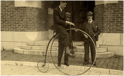 145903 Fietsen op een velocipede: toeschouwer Mathieu van der Waerden (rechts), ca. 1935