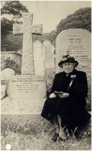 145908 Catharina Helena Weggeman Guldemont zittend bij het graf van haar zuster Emalia Ma. Theresia, ca. 1948