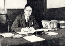 145933 De werkkamer van en met Ferdinand A.C. Wijnbergen: burgemeester, ca. 1935
