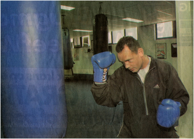 145958 Het trainen op een boksbal door Eric van den Heuvel: boksen ( halfzwaargewicht), 03-2002