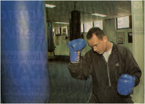 145958 Het trainen op een boksbal door Eric van den Heuvel: boksen ( halfzwaargewicht), 03-2002