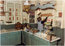 146168 Het uitstallen van broden in de museumwinkel van het bakkerijmuseum De Grenswachter , ca. 1985