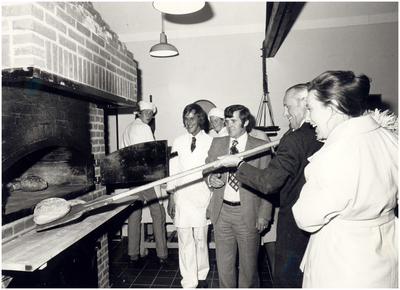 146169 Het uit de oven halen van broden in bakkerijmuseum De Grenswachter , ca. 1985
