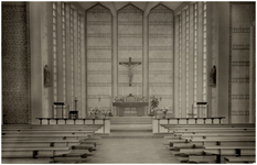 146229 Liturgische centrum in de St. Martinuskerk, 1958