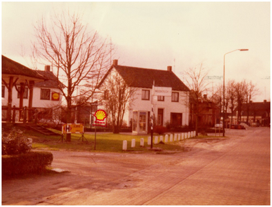 146317 Garage Bloks met een deel van de muziekkiosk, Vlieterdijk, 02-1975