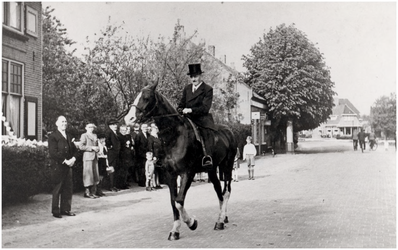 146740 Jacobus Schellens op een (zijn?) rij paard bij gelegenheid van zijn 50 jarig huwelijks jubileum met Petronella ...